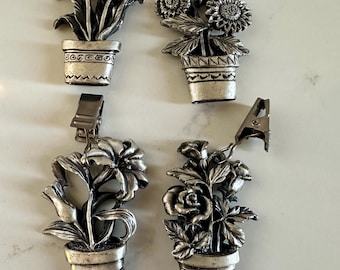 Juego de 4 pesas para manteles de peltre con diseño de flores: tulipán, margarita, lirio y rosa. Fáciles de enganchar. Vintage.