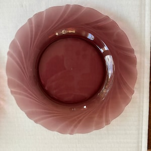 Plato de postre para ensalada Duralex Bormioli de mediados de siglo en color amatista/morado, fabricado en Francia.