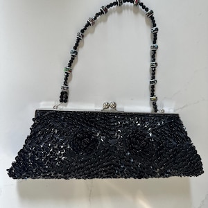 Schwarze Handtasche/Clutch mit Pailletten. Jahrgang. Exzellenter Zustand. 29cm x 11cm. Passend für ein Handy plus mehr. Abendtasche, Black Tie Clutch