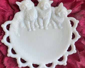 Plato vintage de Westmoreland de vidrio opalino blanco con trío de gatitos, "Anillo de fuego", decoración blanca, plato con diseño de gato.