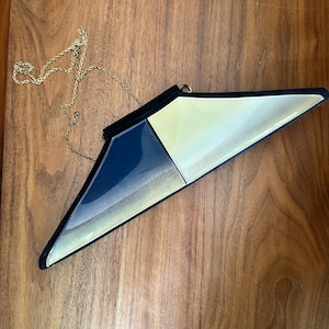 Geometrische Handtasche/Clutch. Blau, Rot, weiße Vinylplatten. Gold-Highlights. 42cm lang, 12cm hoch. Handy kuschelig hinein passend. Jahrgang.