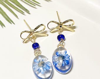 Blaue Gänseblümchen-Harz-Ohrringe, 14k Gold Filled Bogen Ohrstecker