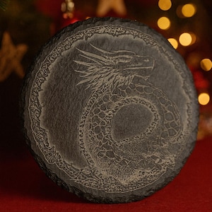 Onderzetter voor potten - zwarte leisteen - ca. 20 cm diameter - met lasergravure &quot;Draak&quot;