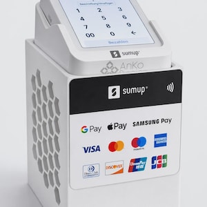 Könnte beinhalten: Eine weiße SumUp-Zahlungsterminal-Station mit wabenförmigem Seitenmuster. Die Vorderseite zeigt das SumUp-Logo und verschiedene Zahlungsmethoden-Symbole wie G Pay, Apple Pay, Samsung Pay, Visa, Mastercard, Maestro und American Express.