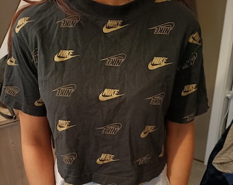 Nike Crop Top Schwarzgoldenes Logo