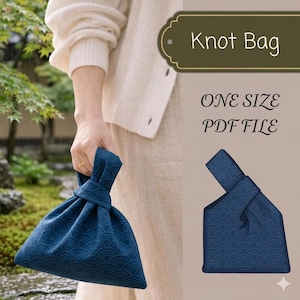 Può includere: Una borsa annodata blu navy con un motivo a onde è tenuta da una persona. La borsa è fatta di tessuto e ha un'esclusiva maniglia annodata. L'immagine mostra anche una versione più piccola della borsa. Il testo sull'immagine recita "Knot Bag", "ONE SIZE" e "PDF FILE".