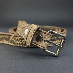 Smalle riem van pythonleer (2,5 cm), details van alligatorleer, unisex tailleband, luxe riem van exotisch leer, zilverkleurige hardware, cadeau op maat