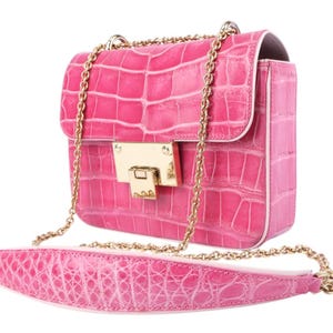 Bolsa estruturada em couro de jacaré – Elegância rosa com corrente dourada