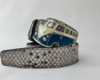 Hippie-Campervan-Gürtel 4 cm | Echtes Pythonleder | Blaue Retro-Busschnalle | Perfektes Geschenk für Vanlife-Fans | Woodstock-Stil der 60er | Individuelle Größenanpassung