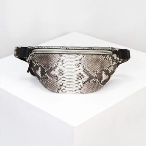 Gürteltasche aus natürlichem Pythonleder, Gürteltasche aus echtem Schlangenleder für Damen, luxuriöse exotische Umhängetasche, handgefertigte grau-weiße Bauchtasche