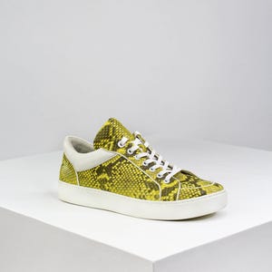 Gelbe Python-Sneaker aus echtem Pythonleder. Luxuriöses und exotisches Schuhwerk. Schuhe gibt es sowohl für Männer als auch für Frauen. Bild 4