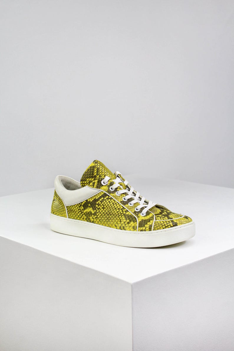 Gelbe Python-Sneaker aus echtem Pythonleder. Luxuriöses und exotisches Schuhwerk. Schuhe gibt es sowohl für Männer als auch für Frauen. Bild 4
