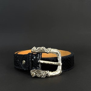 Ekskluzywny niebieski pasek ze skóry pytona z ozdobną klamrą z brązu