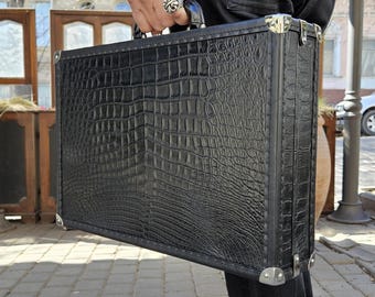 Black Baron – ein luxuriöser Koffer aus Python-, Alligator- und Saffianoleder auf einem Sperrholzsockel. Lederaktentasche für Herren.