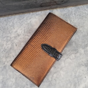 Exklusive Geldbörse aus Leguanleder in elegantem Kupferton. Perfektes Geschenk zum Jahrestag.
