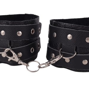 Stylish handcuffs, made from high-quality 2.5mm napa leather, combine strength and elegance.