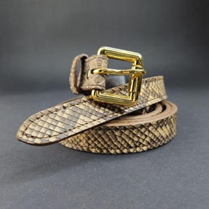 Cinto estreito de couro de píton de 2,5 cm, detalhes em couro de jacaré, unissex, cinto de luxo em couro exótico com ferragens em latão dourado, tamanho personalizado.