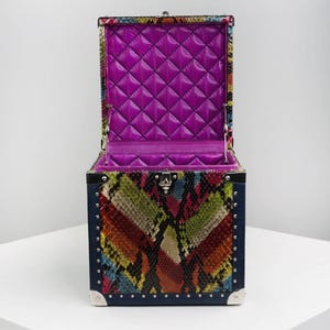 Étui de voyage « Art » – Une pièce unique en python, cuir nappa et doublure en peau d'anguille
