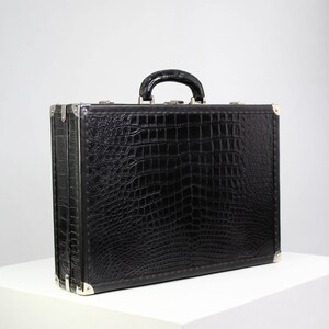 Black Baron – uma mala de luxo feita de couro de píton, jacaré e saffiano sobre uma base de madeira compensada.