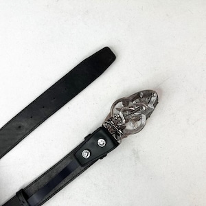 Svart pytonhudsbälte med skulpturalt orm- och lövspänne | Specialanpassad accessoar inspirerad av jugendstil bild 3