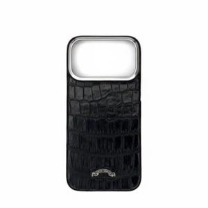 Può includere: Custodia per telefono nera con texture in pelle di coccodrillo. La custodia ha un ritaglio per fotocamera color argento e un piccolo emblema argentato nella parte inferiore. La custodia è progettata per proteggere uno smartphone.