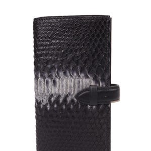 Lujosa cartera de piel de pitón en un elegante color negro