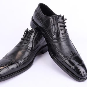 Elegantes zapatos de piel de caimán de charol para hombre en color negro