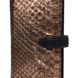Luxuriöse Geldbörse aus Pythonleder in eleganter Gold-Bronze-Farbe.