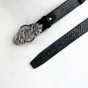 Svart pytonhudsbälte med skulpturalt orm- och lövspänne | Specialanpassad accessoar inspirerad av jugendstil bild 2