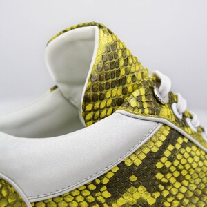 Gelbe Python-Sneaker aus echtem Pythonleder. Luxuriöses und exotisches Schuhwerk. Schuhe gibt es sowohl für Männer als auch für Frauen. Bild 3