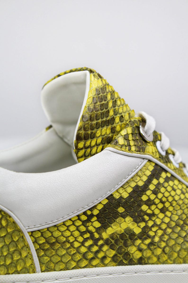 Gelbe Python-Sneaker aus echtem Pythonleder. Luxuriöses und exotisches Schuhwerk. Schuhe gibt es sowohl für Männer als auch für Frauen. Bild 3