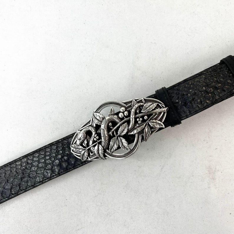 Svart pytonhudsbälte med skulpturalt orm- och lövspänne | Specialanpassad accessoar inspirerad av jugendstil bild 1