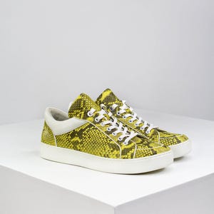 Zapatillas de pitón amarillo confeccionadas en auténtica piel de pitón. Calzado de lujo y exótico. Unisex.