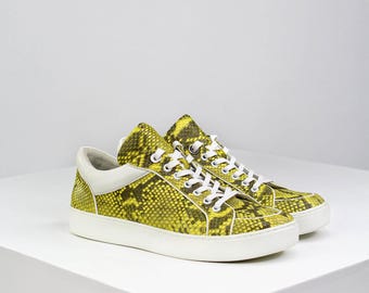 Gelbe Python-Sneaker aus echtem Pythonleder. Luxuriöses und exotisches Schuhwerk. Schuhe gibt es sowohl für Männer als auch für Frauen.