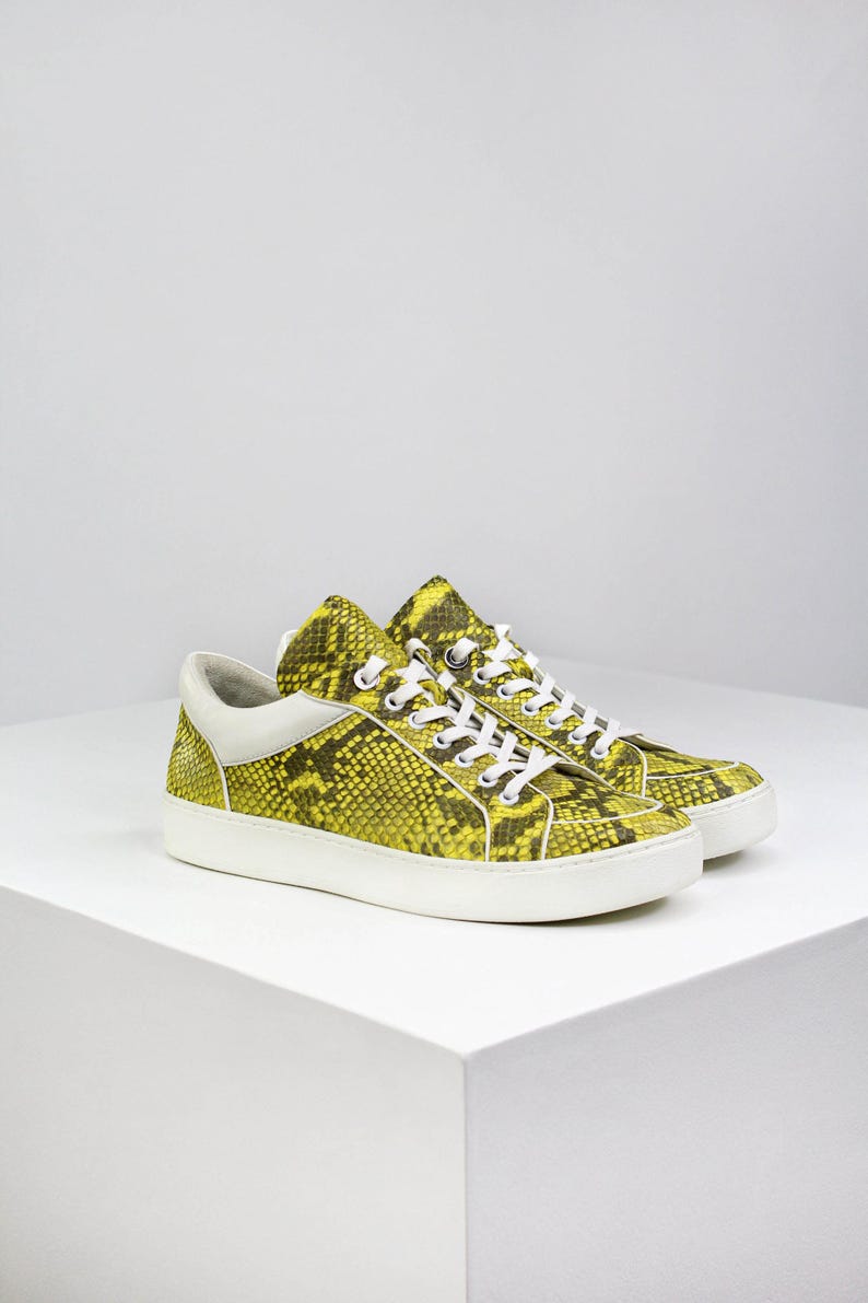Gelbe Python-Sneaker aus echtem Pythonleder. Luxuriöses und exotisches Schuhwerk. Schuhe gibt es sowohl für Männer als auch für Frauen. Bild 1