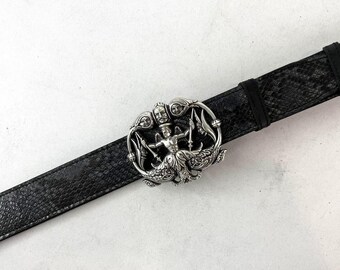 Schwarzer Pythonledergürtel mit italienischer, silberplattierter Schnalle mit mythologischem Motiv | Individuell anpassbare Länge | Statement-Accessoire