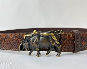 Cinto Touro Bronzeado 4cm | Couro de Píton Genuíno | Presente para o Signo de Touro | Fivela inspirada na mitologia do Rapto de Europa | Cinto Masculino para Calça Jeans | Tamanho Personalizado Marrom