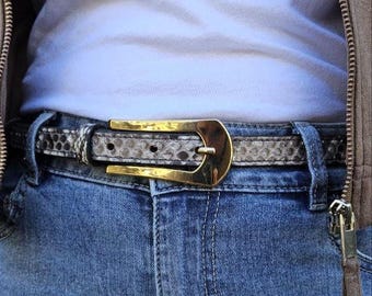 Schmaler Damen-Python-Gürtel, 2 cm | Echtes Schlangenleder | Elegante, moderne Goldschnalle | Abstraktes, skulpturales Design | Eleganter Kleidergürtel, individuelle Größenangabe