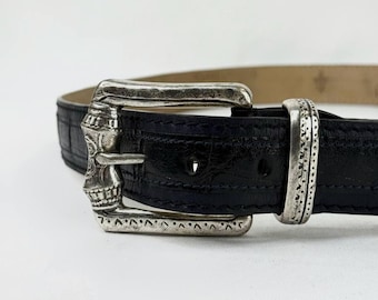 Cinto de couro preto com faixa de crocodilo e fivela italiana prateada.