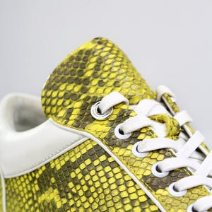 Gelbe Python-Sneaker aus echtem Pythonleder. Luxuriöses und exotisches Schuhwerk. Schuhe gibt es sowohl für Männer als auch für Frauen. Bild 2