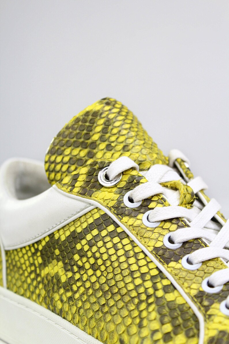 Gelbe Python-Sneaker aus echtem Pythonleder. Luxuriöses und exotisches Schuhwerk. Schuhe gibt es sowohl für Männer als auch für Frauen. Bild 2