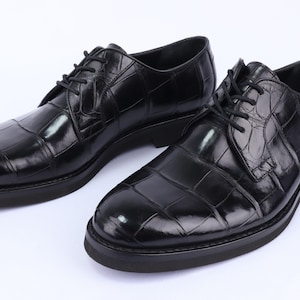 Elegantes zapatos de piel de cocodrilo para hombre en color negro