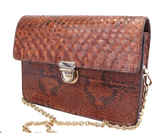 Borsa in pelle di pitone: l'eleganza della natura nei toni caldi del marrone
