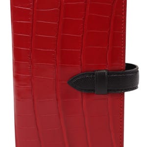 Lujosa cartera de piel de cocodrilo en un elegante color rojo