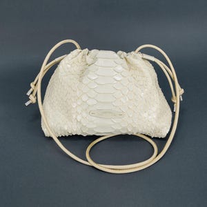 Pochette in vera pelle di pitone, borsa a tracolla in pelle di serpente color avorio, borsa a tracolla artigianale, borsa a mano in pelle esotica di alta qualità, borsa morbida