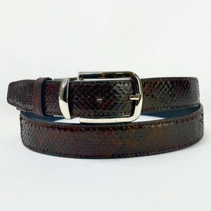 Handgjort herrbälte i pytonfärgat läder med italienskt premiumspänne