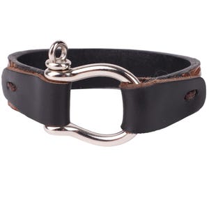 Leather Bracelet with Metal Clasp – Stylish Minimalism