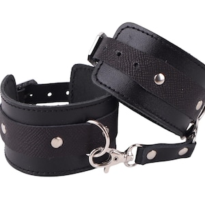 Luxurious handcuffs are made from high-quality 2.5mm napa leather, combining strength and elegance.