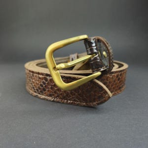 Cinturón unisex de piel de pitón marrón, detalles de piel de cocodrilo, cinturón de lujo de piel exótica con herrajes de latón, regalo personalizado hecho a mano