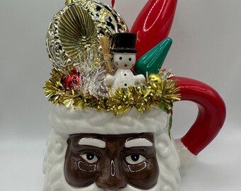 Decoración navideña vintage en una taza de Papá Noel: Navidad kitsch